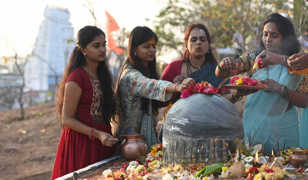 Devotees throng Shiva temples in Hyderabad