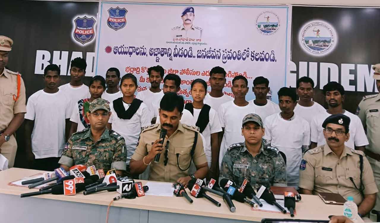 14 Maoists from Chhattisgarh surrender to Kothagudem police