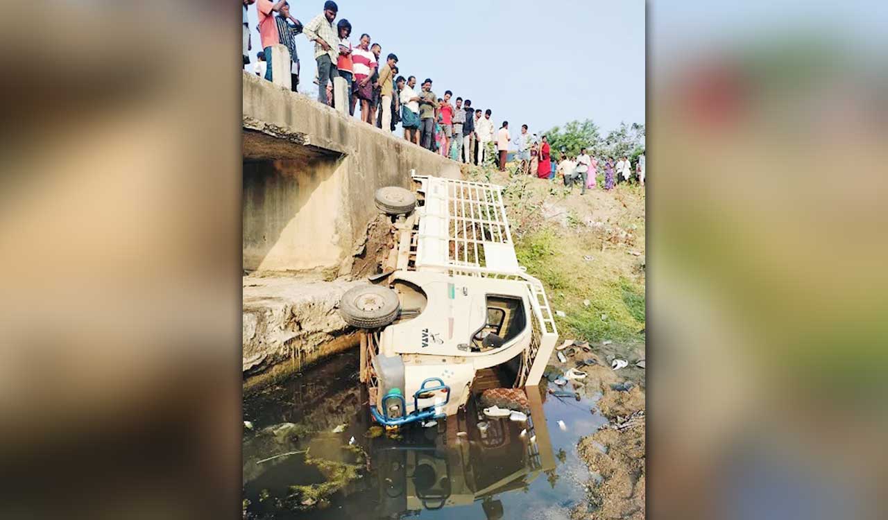 15 labourers injured as a mini-goods vehicle plunges into a stream in Kothagudem