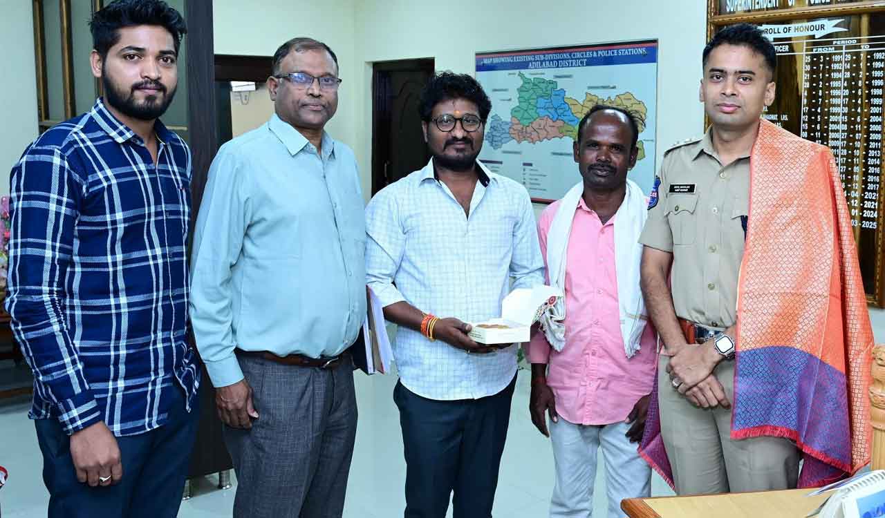 Farmers felicitate Adilabad SP for recovering funds from cyber fraudster