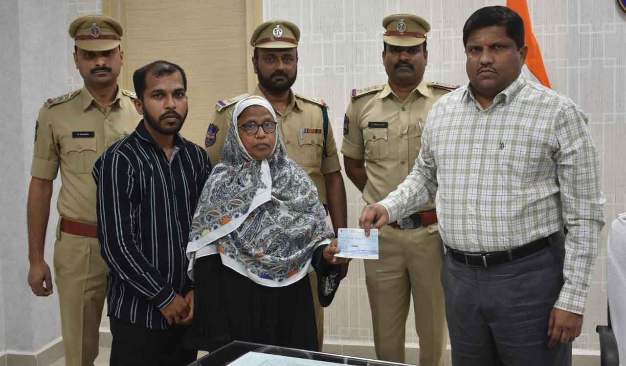 Cheque of Rs.20 lakh handed over to kin of constable in Asifabad