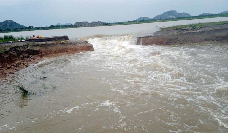 Telangana: Frequent bund breaches plunge Karimnagar's Kalvala project farmers in dilemma