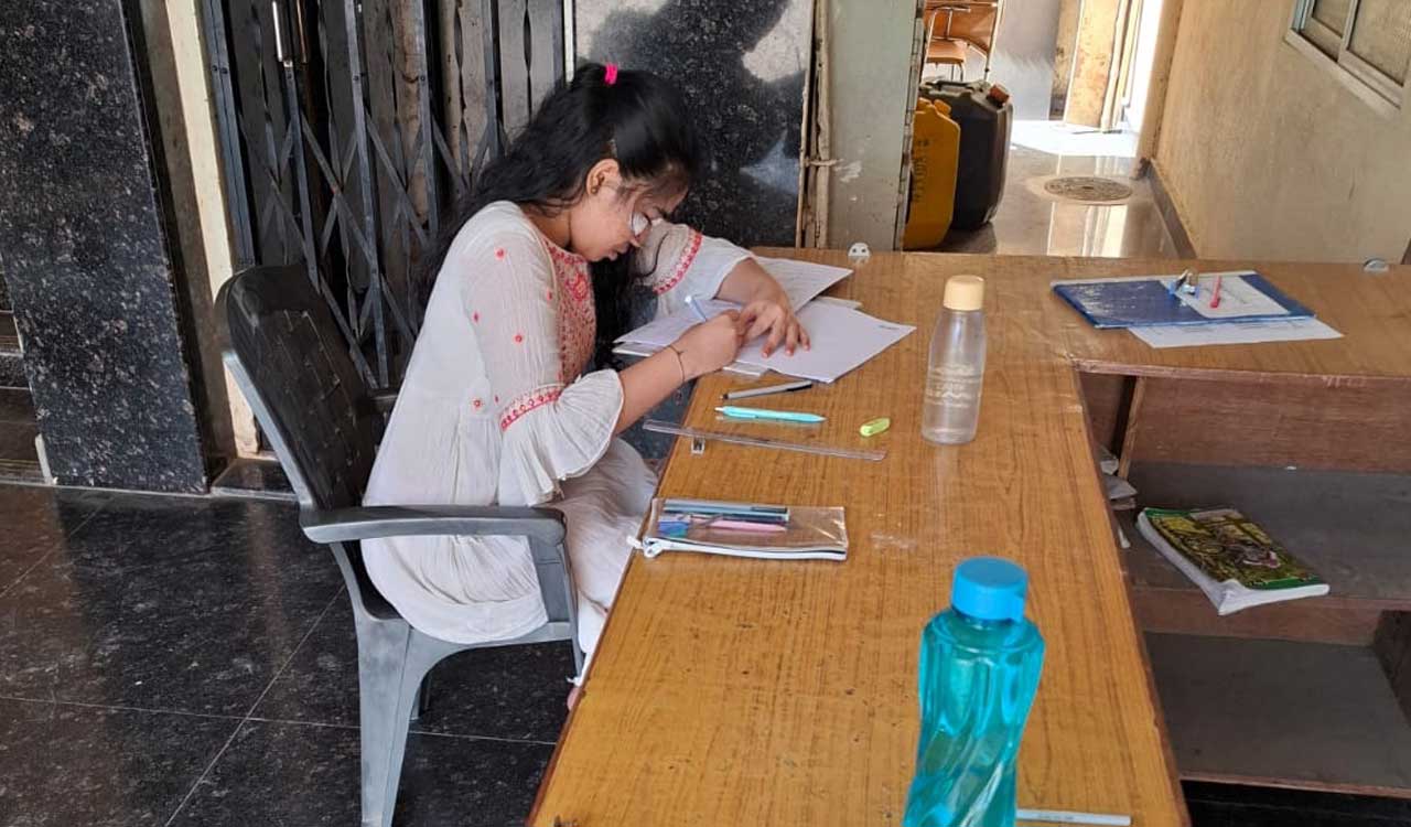 Intermediate student injured after ceiling fan falls during exam in Telangana’s Karimnagar