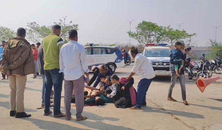 Relatives of the victim grieiving near her dead body at Rimmanaguda in Siddipet district on Monday.