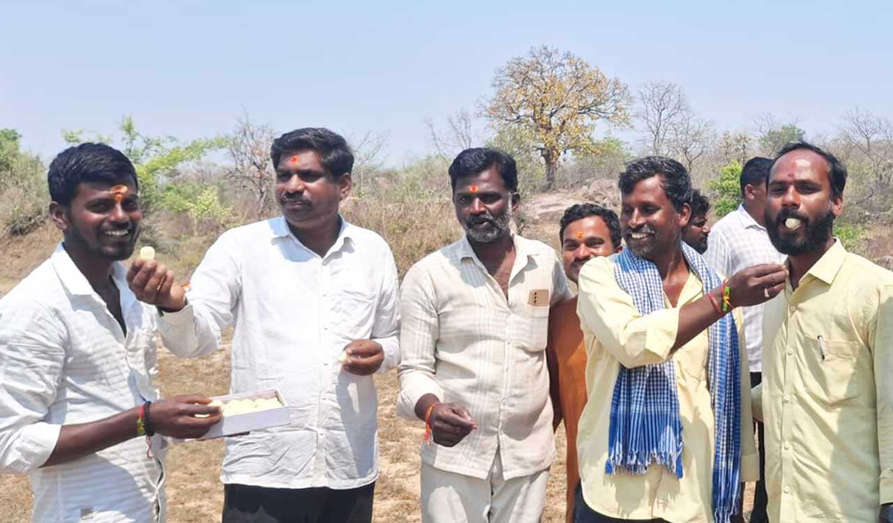 Telangana: Medak farmers dig Kaleshwaram sub-canal as government halts works