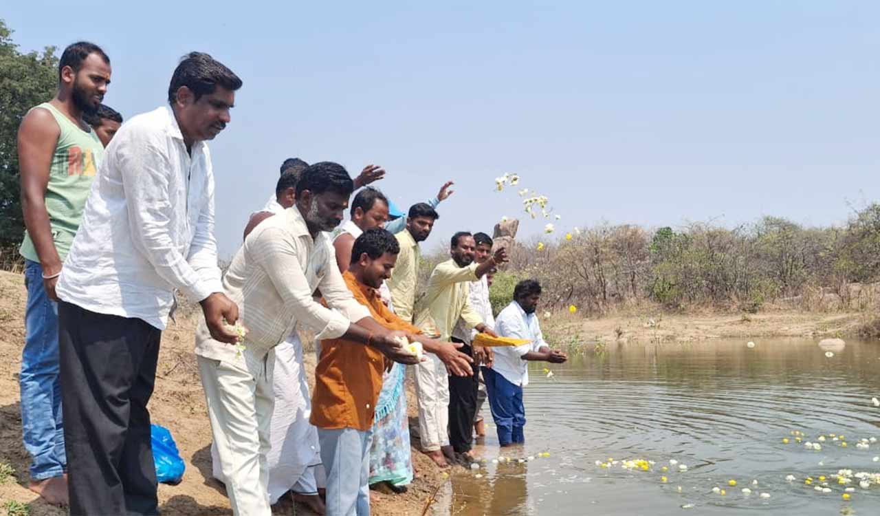 Telangana: Medak farmers dig Kaleshwaram sub-canal as government halts works