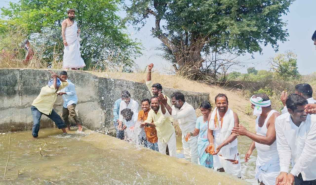 Telangana: Medak farmers dig Kaleshwaram sub-canal as government halts works
