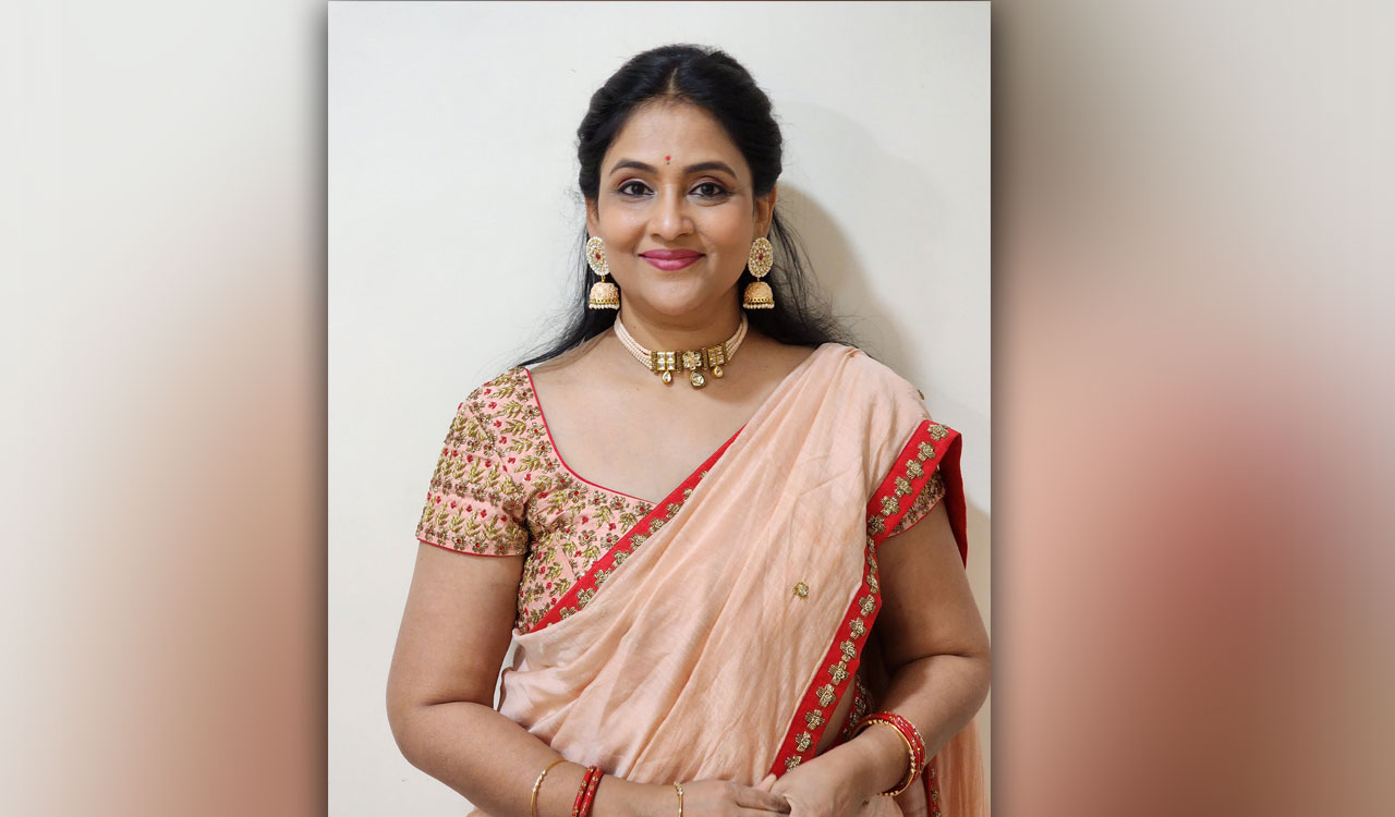 Anchor Gayatri questions section of media for misleading thumbnail on social media