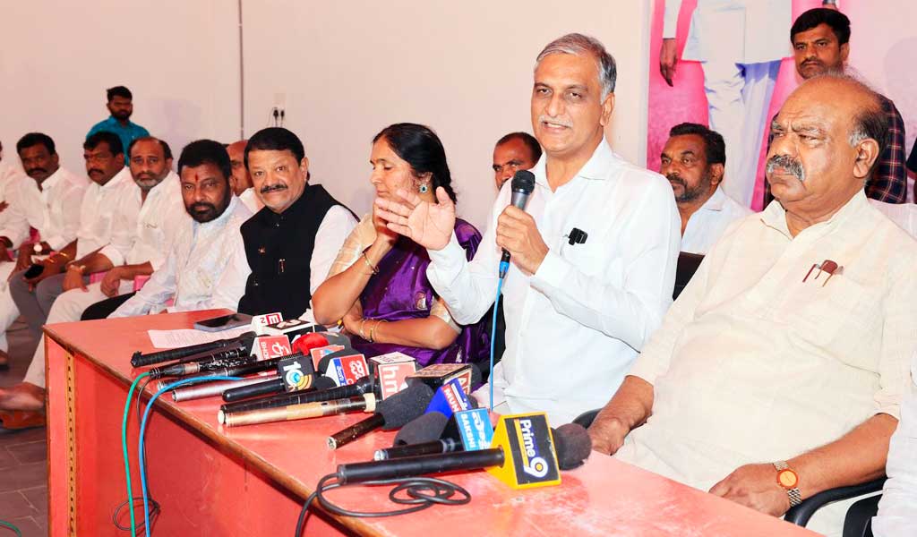 Telangana: How is government clearing bills of big contractors, if there are no funds, asks Harish