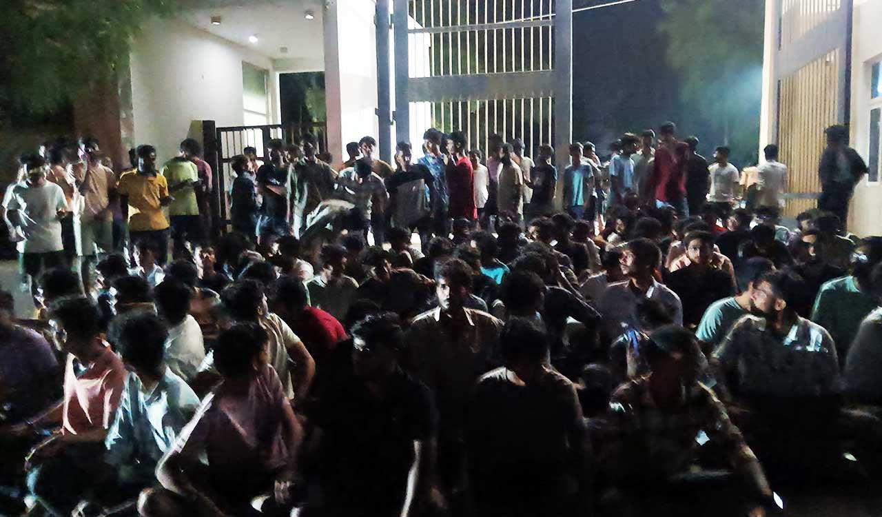 Telangana: JNTU-Sultanpur hostel students stage protest over poor quality of food served