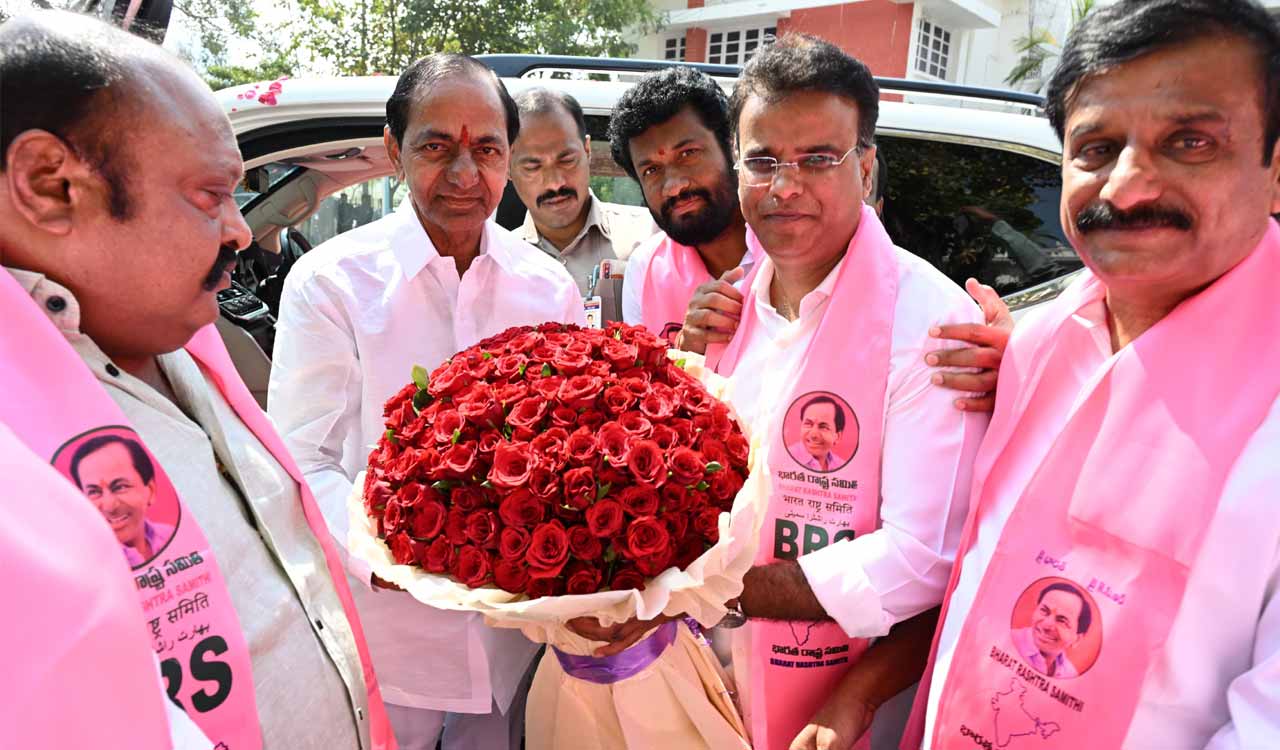 KCR reaches Telangana Assembly for budget session; meets party MLAs