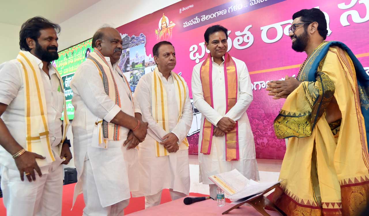 Telangana: Ugadi Panchangam predicts favourable year for KCR