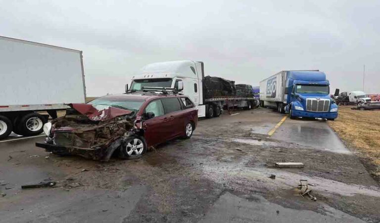 tornadoes in Oaklah0ma kill at least 26.Picture shows Kansas highway pile up