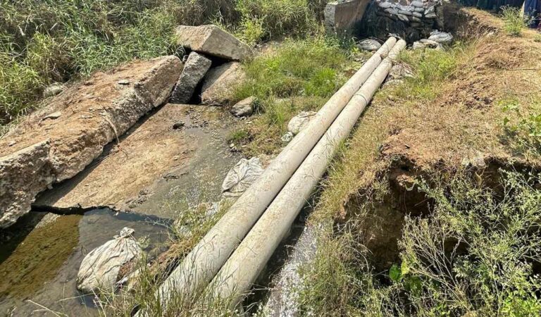 Instead of carrying out permanent repairs, officials laid plastic pipes in the damaged left canal of the Jalimudi project.