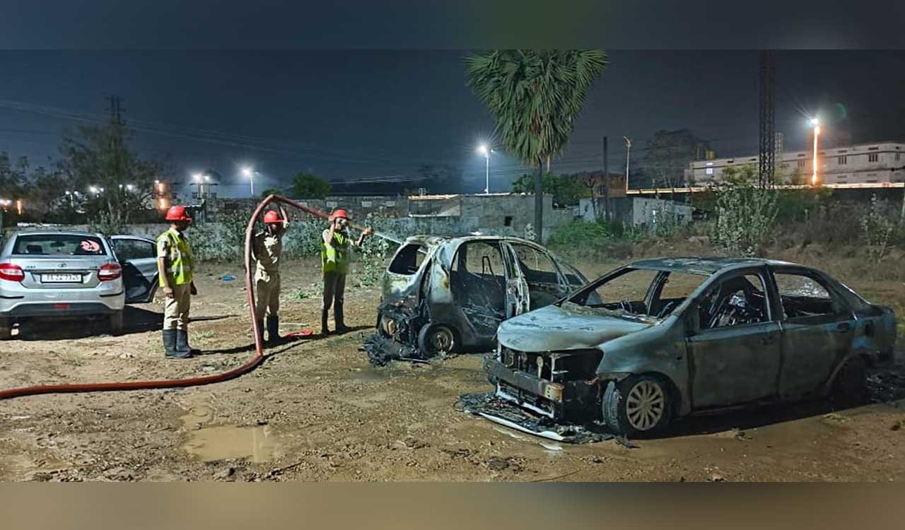Telangana: Miscreants set cars on fire in Kothagudem, Khammam
