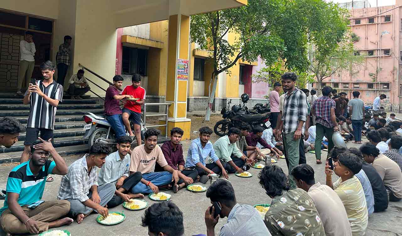 Hyderabad: Nizam College students protest unsanitary conditions at hostel mess