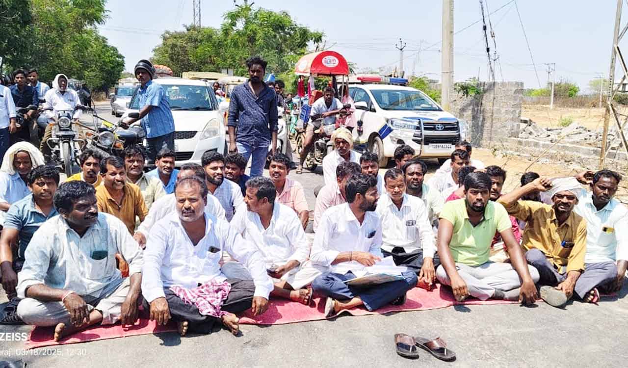 Medak: Farmers block road seeking release of Kondapochamma Sagar water for irrigation