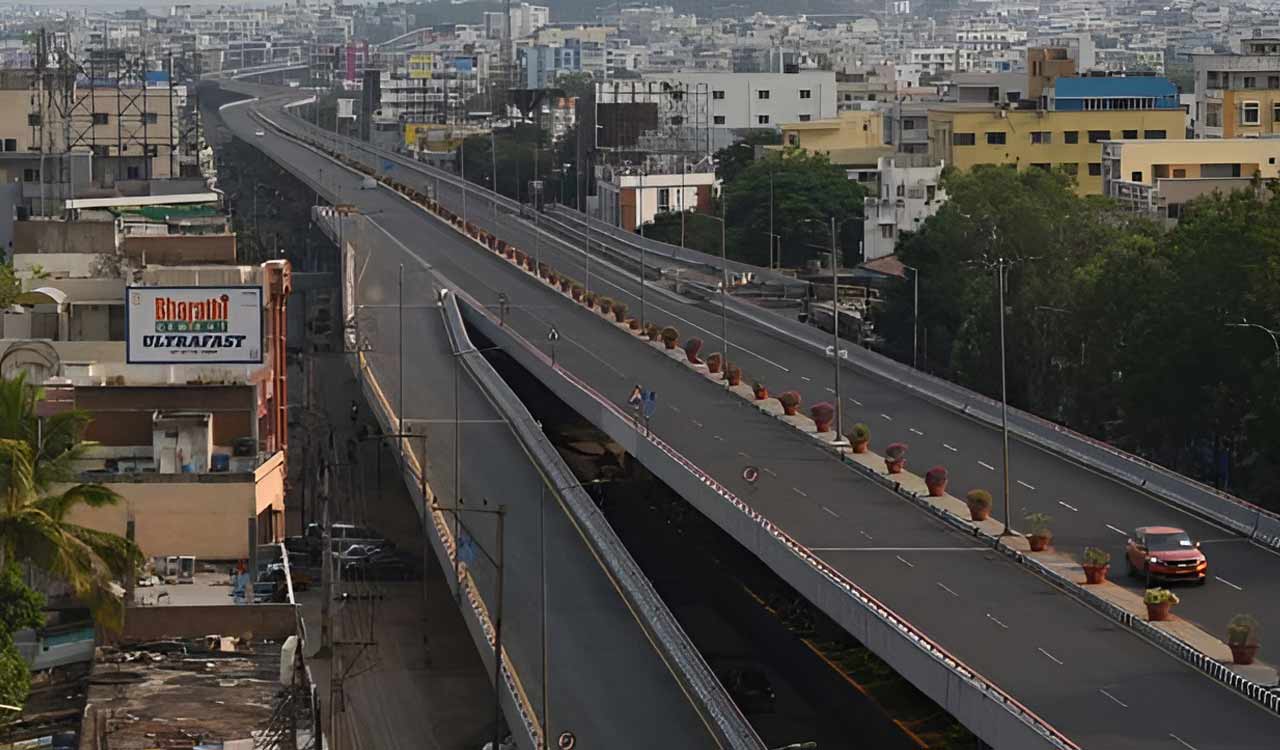 Hyderabad: Commuters stranded as PVNR Expressway closed to facilitate VVIP movement