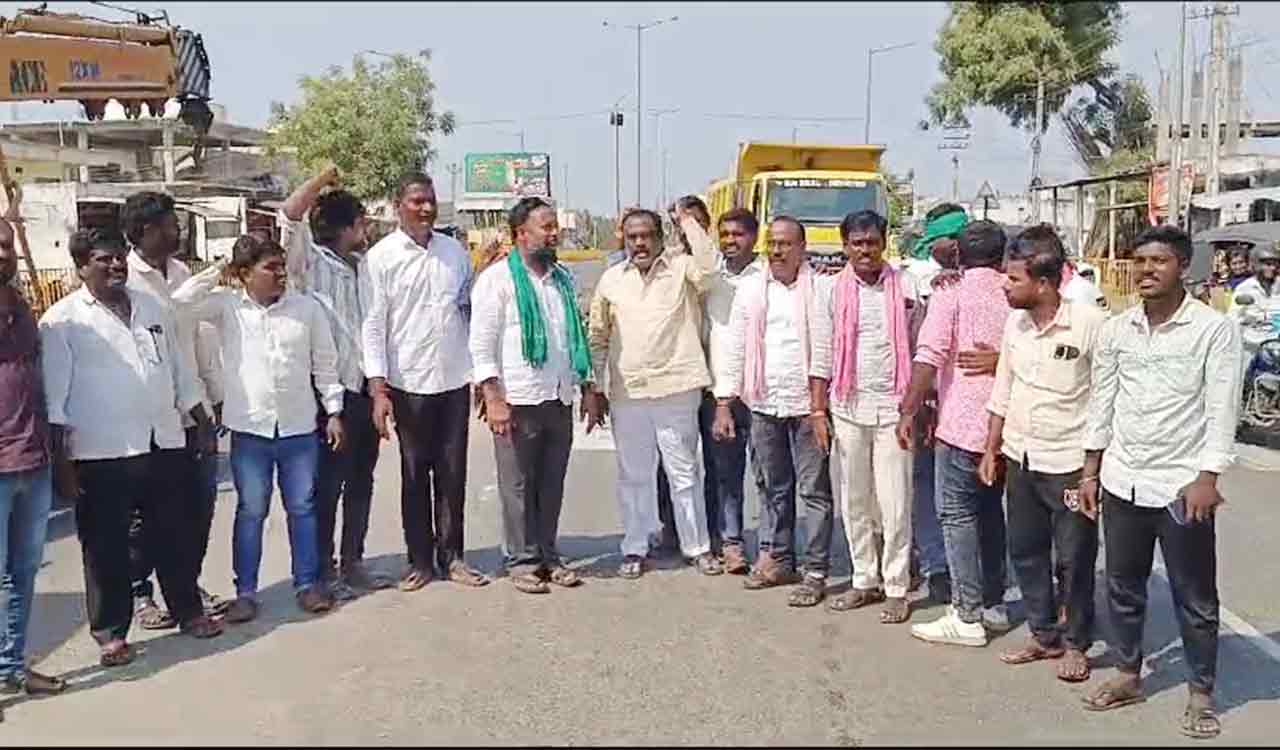Telangana: Tension in Karimnagar’s Manakondur after Congress, BRS supporters argue over CMRF cheques
