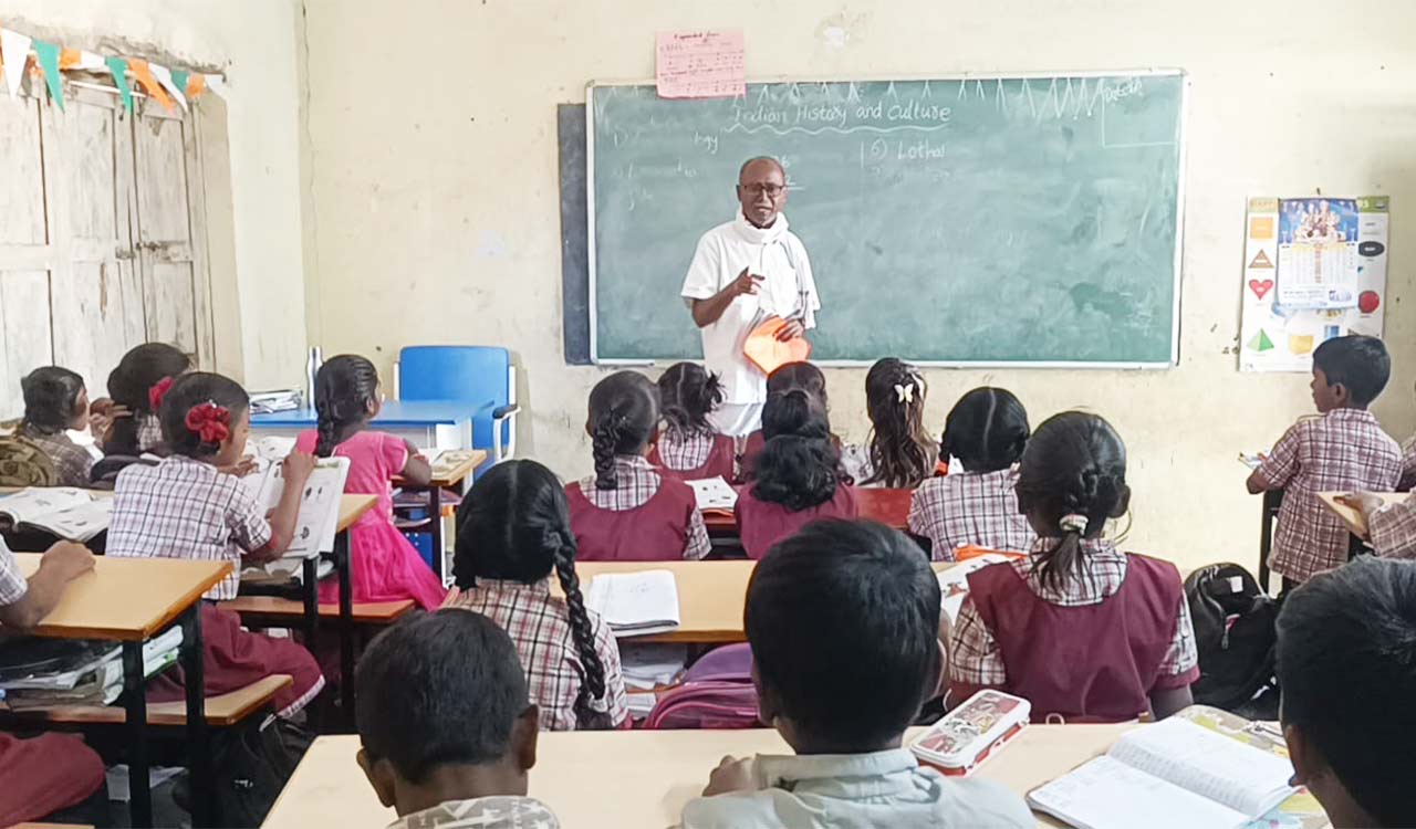 Siddipet: Selfless government school teacher continues to teach for free after retirement
