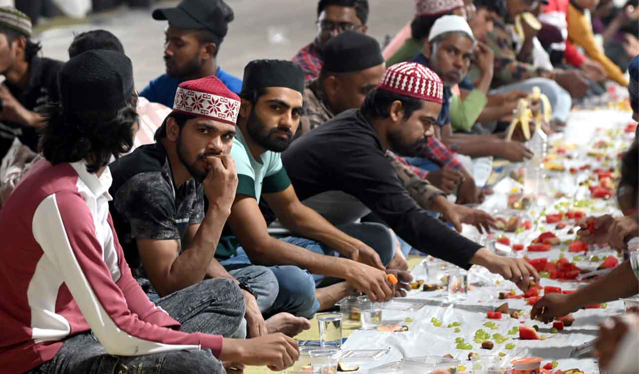 Ramzan fasting: Volunteers distribute ‘iftar’ boxes at mosques across Hyderabad