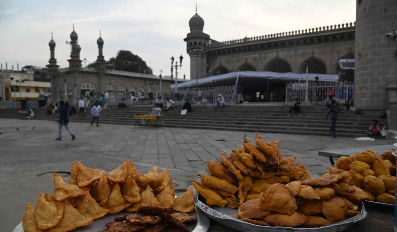 Ramzan fasting: Volunteers distribute ‘iftar’ boxes at mosques across Hyderabad