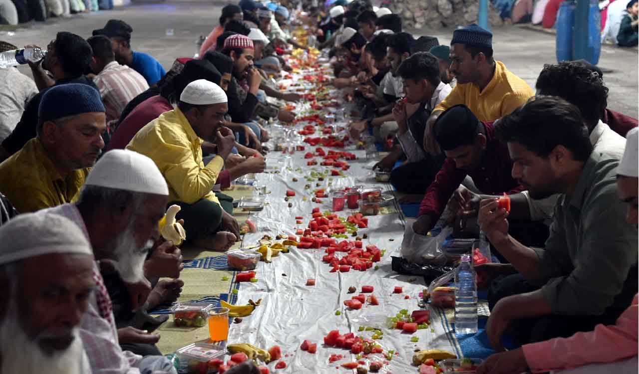 Ramzan fasting: Volunteers distribute ‘iftar’ boxes at mosques across Hyderabad