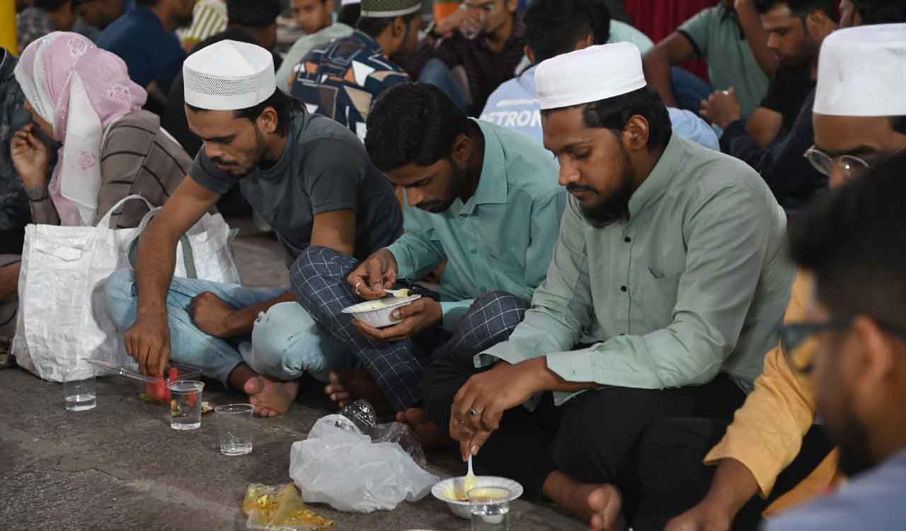 Ramzan fasting: Volunteers distribute ‘iftar’ boxes at mosques across Hyderabad