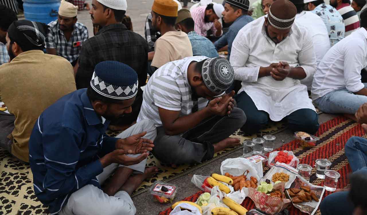 Ramzan fasting: Volunteers distribute ‘iftar’ boxes at mosques across Hyderabad