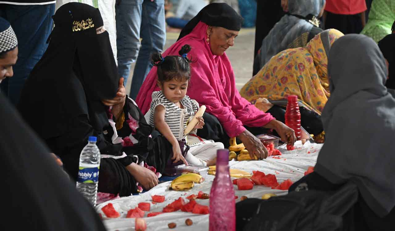 Ramzan fasting: Volunteers distribute ‘iftar’ boxes at mosques across Hyderabad