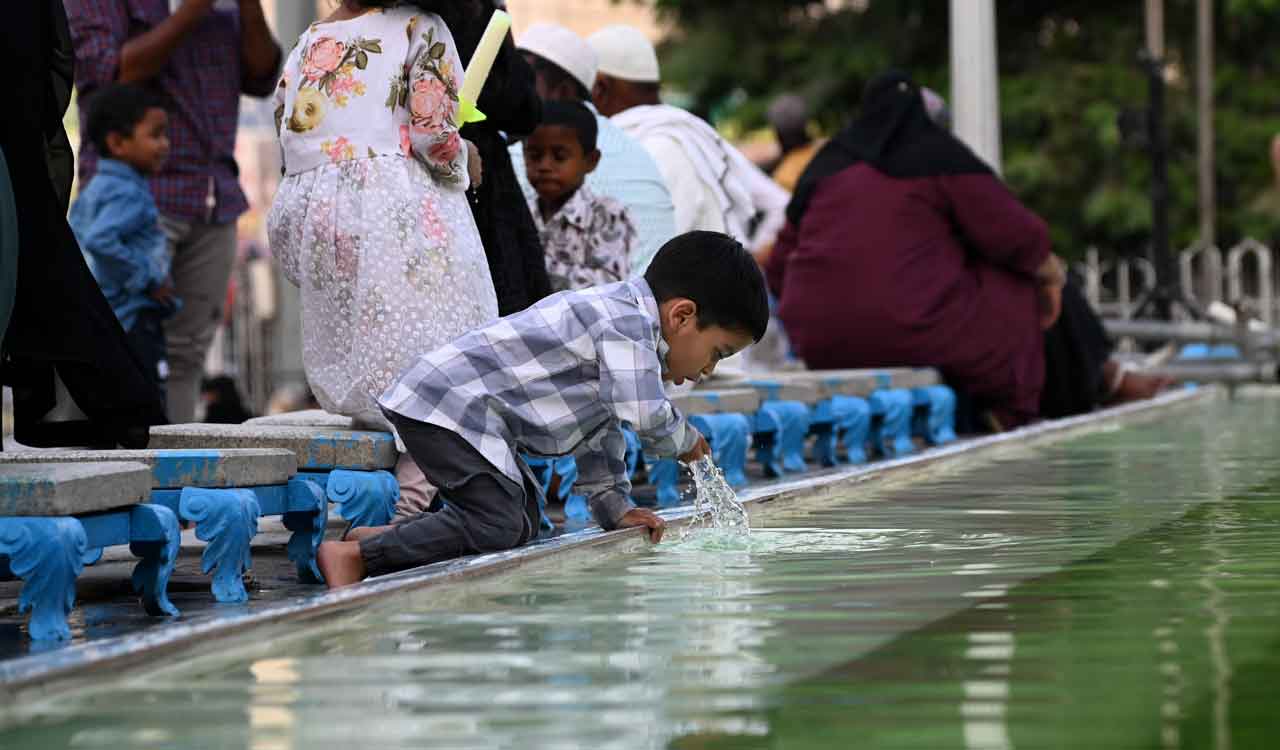 Ramzan fasting: Volunteers distribute ‘iftar’ boxes at mosques across Hyderabad