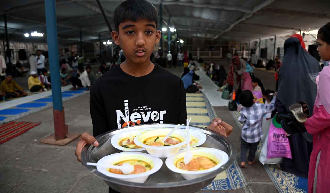 Ramzan fasting: Volunteers distribute ‘iftar’ boxes at mosques across Hyderabad