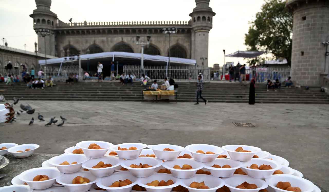 Ramzan fasting: Volunteers distribute ‘iftar’ boxes at mosques across Hyderabad