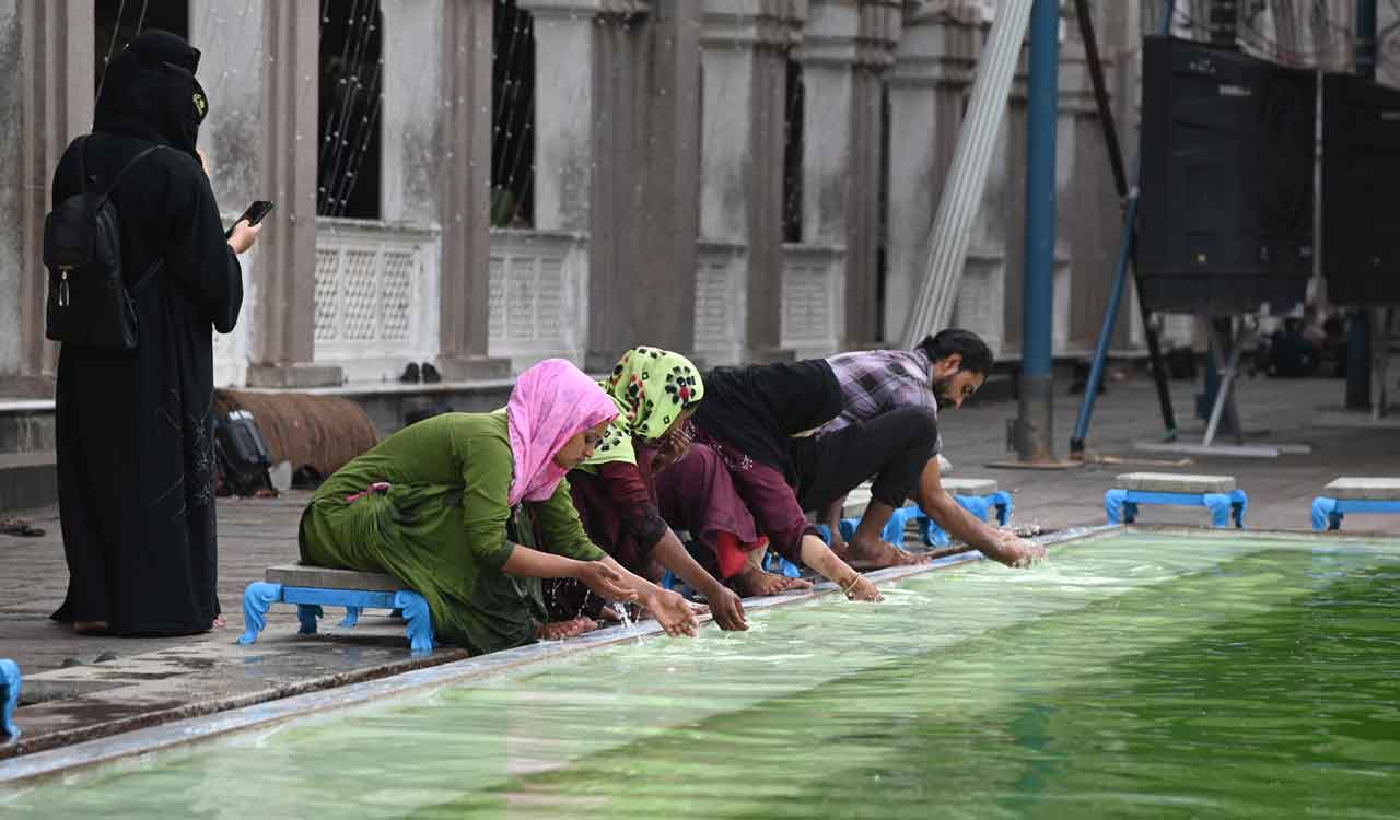 Ramzan fasting: Volunteers distribute ‘iftar’ boxes at mosques across Hyderabad