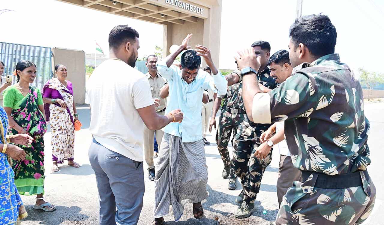 Telangana: Farmer tries to set self ablaze at Rangareddy Collectorate