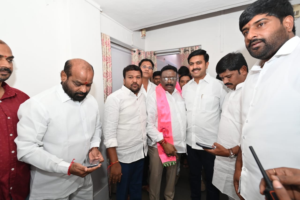 Dasoju Sravan files nomination for MLC seat under MLAs quota