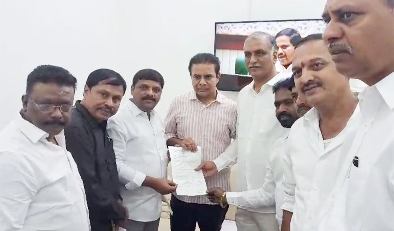 Suspended Congress MLC Teenmar Mallanna meets KTR, Harish, triggers political speculation