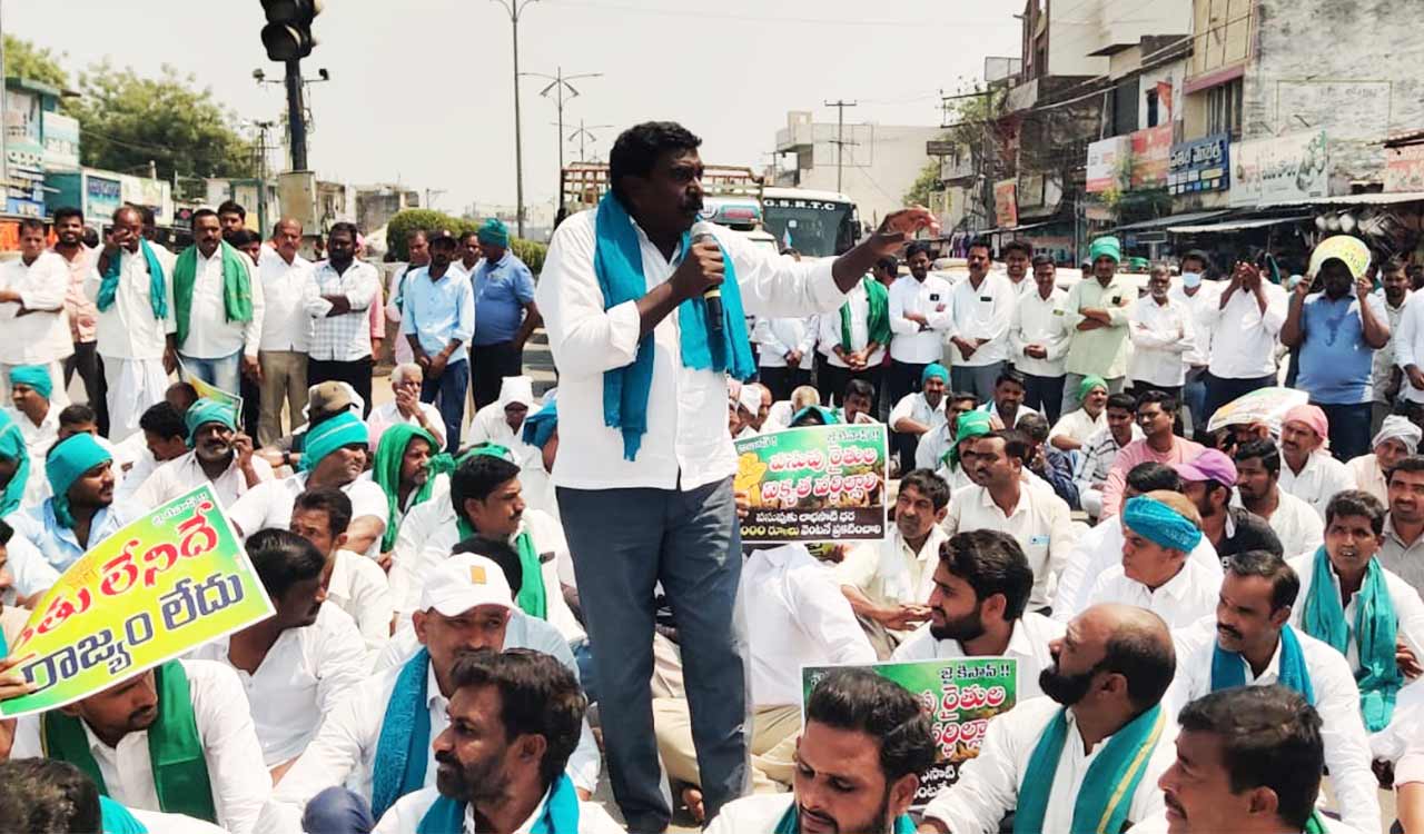 Low prices: Turmeric farmers stage rasta roko in Telangana’s Metpally