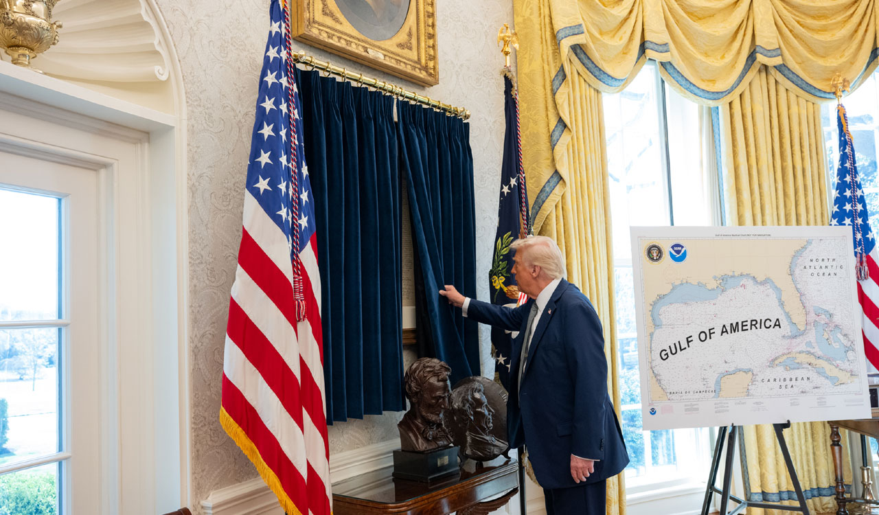 Donald Trump hangs copy of Declaration of Independence in Oval Office