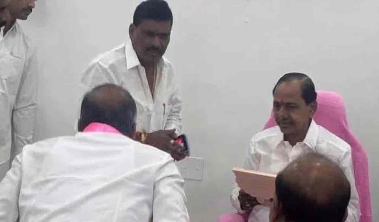 Defected BRS MLA Mahipal Reddy meets KCR, triggers speculation of ‘ghar wapsi’