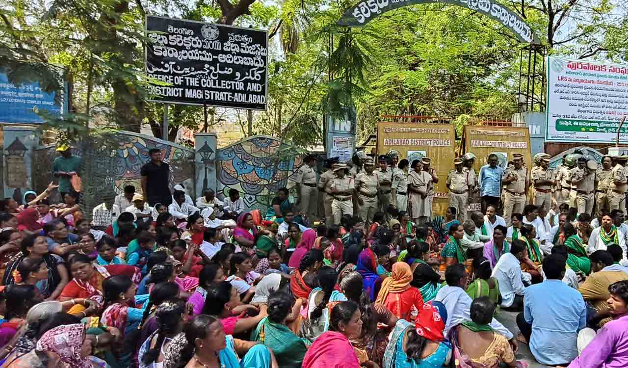 Tribal women stage sit-in seeking electric metres to houses in Telangana’s Adilabad