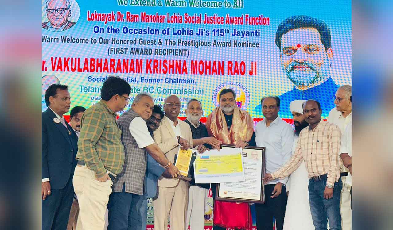 Vakulabharanam Krishnamohan Rao presented with Dr Lohia Social Justice Award