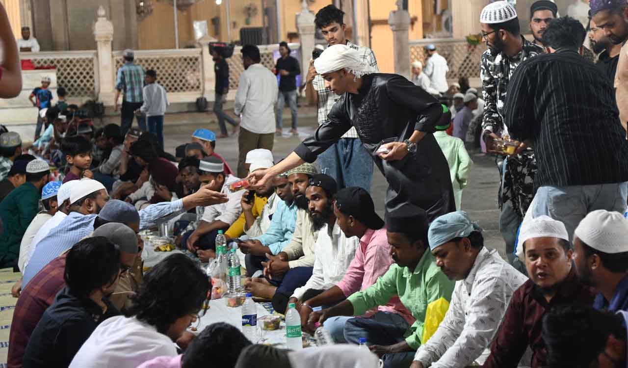 Ramzan fasting: Volunteers distribute ‘iftar’ boxes at mosques across Hyderabad