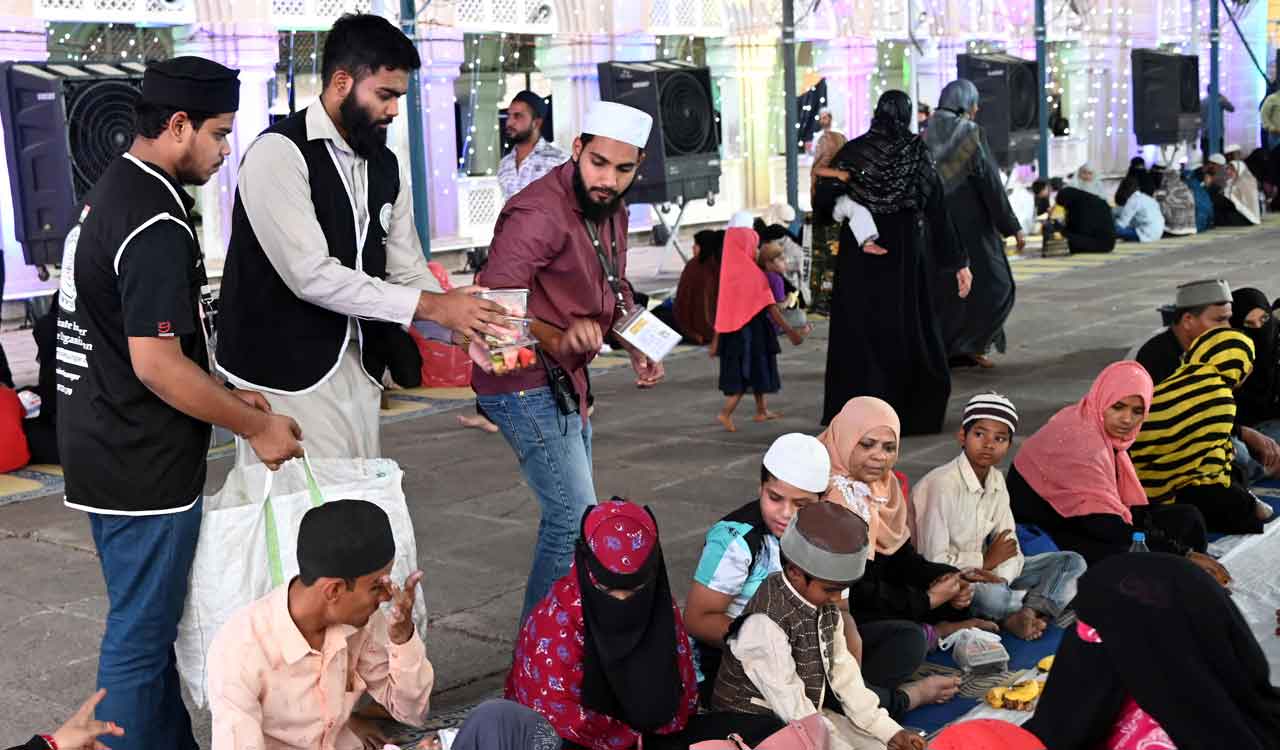 Ramzan fasting: Volunteers distribute ‘iftar’ boxes at mosques across Hyderabad