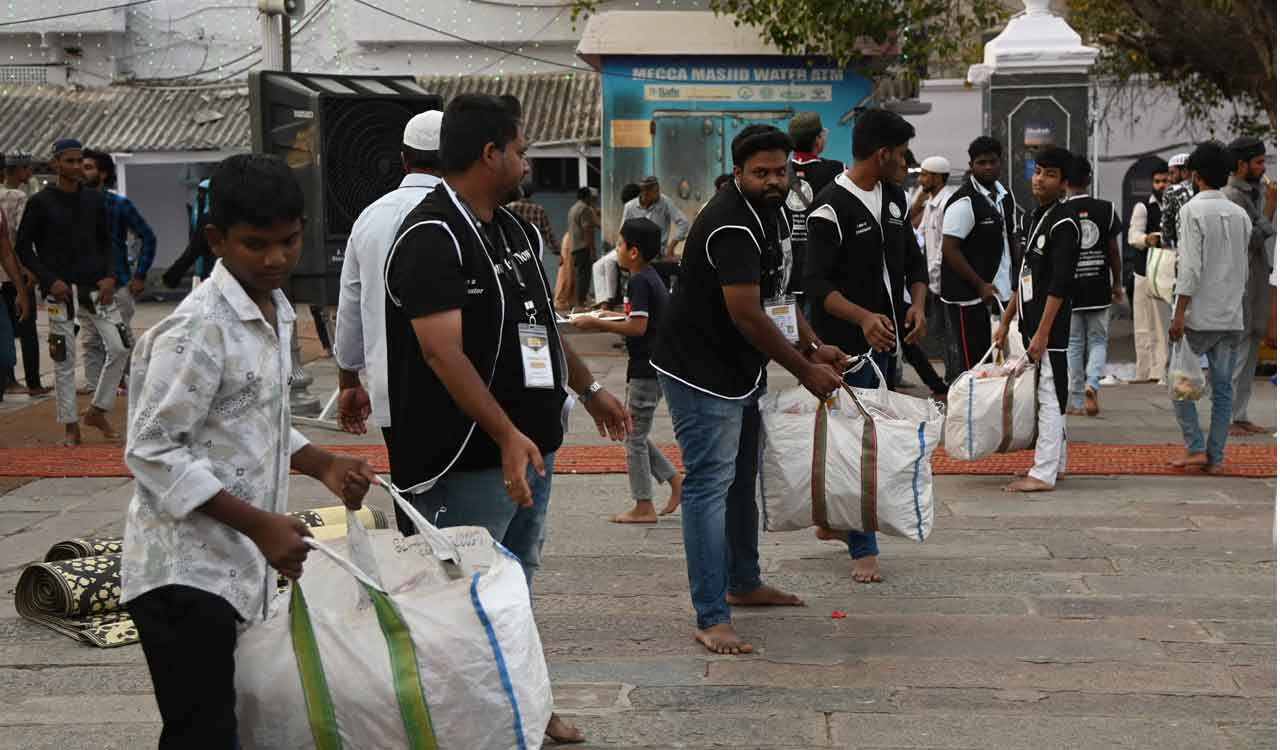 Ramzan fasting: Volunteers distribute ‘iftar’ boxes at mosques across Hyderabad