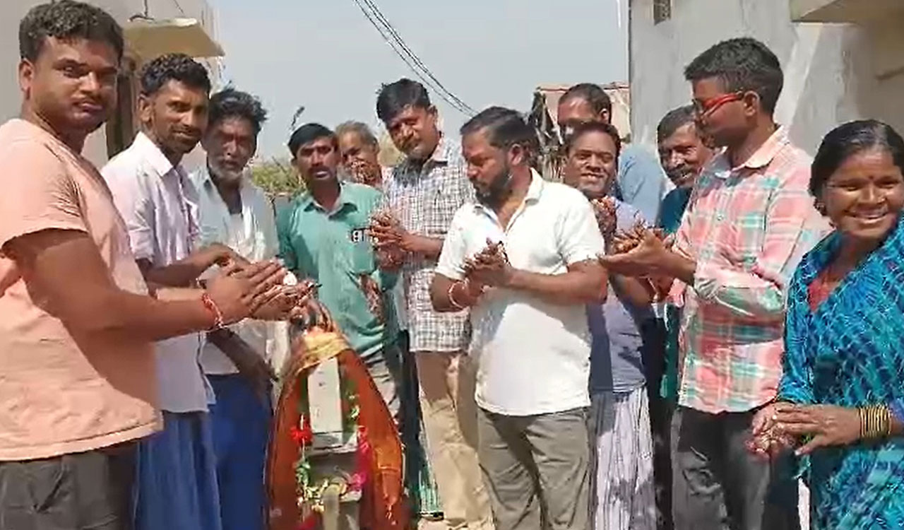 Residents felicitate borewell for quenching thirst for 30 years in Adilabad