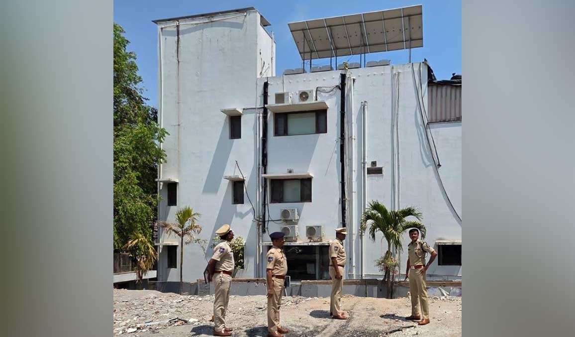 Hyderabad Police Commissioner visits MP Aruna’s residence