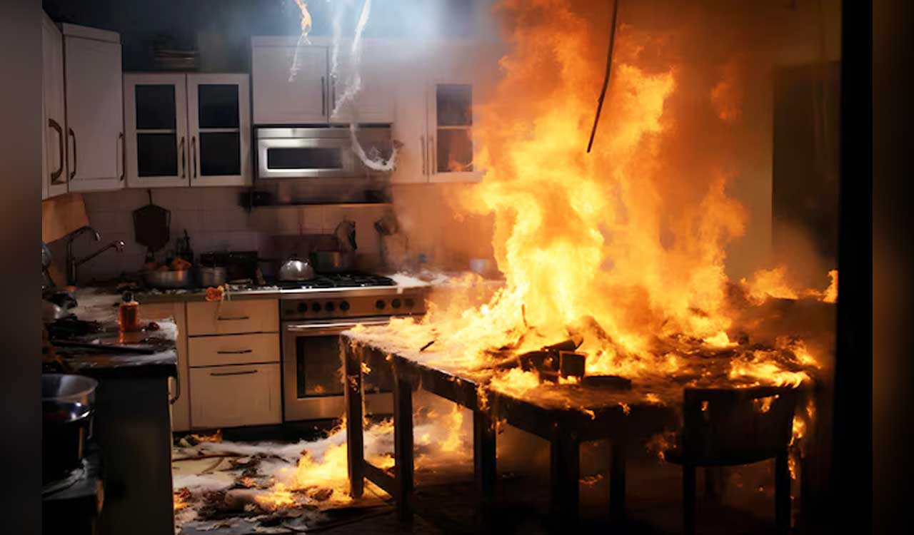 Hyderabad: Fire breaks out in restaurant kitchen at Kukatpally