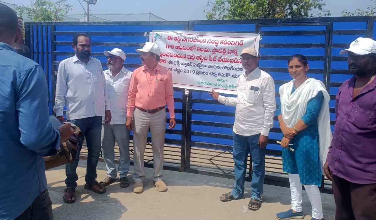 Karimnagar municipal officials seize business establishments defaulting on property tax