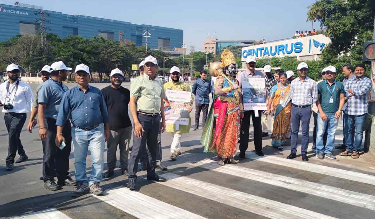 Hyderbad: Members of Sarvejana Foundation interact with motorists at Wipro Junction in road safety drive